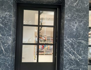 puerta tienda carpintería metálica a cuarterones